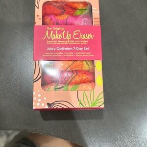 MakeUp Eraser Red and Pink Makeup Set